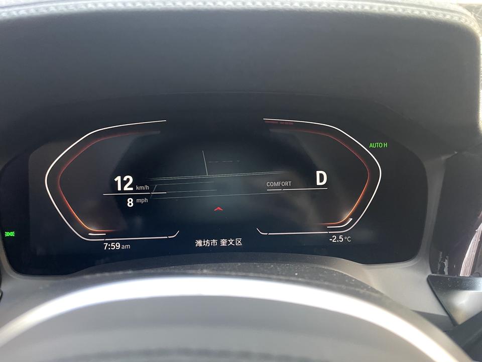 宝马3系 想问下22款3系，怎么在仪表盘上显示歌词，我摁bc 键，切换到歌词10秒钟，就又会变回去，很困扰