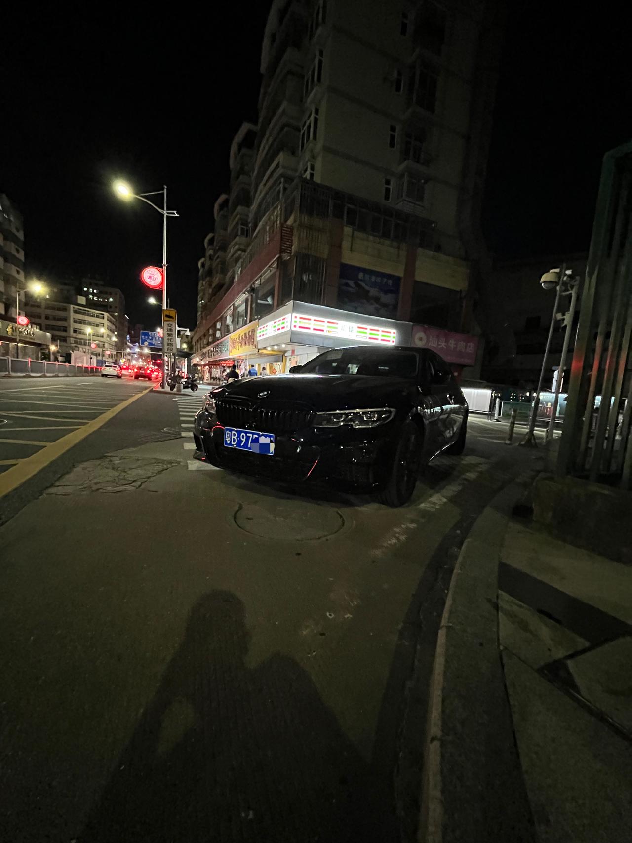 宝马3系 今天下雨，在地下停车场，车子突然打滑失控了下，车速不快，慢速的！有车友遇到过相同问题嘛？