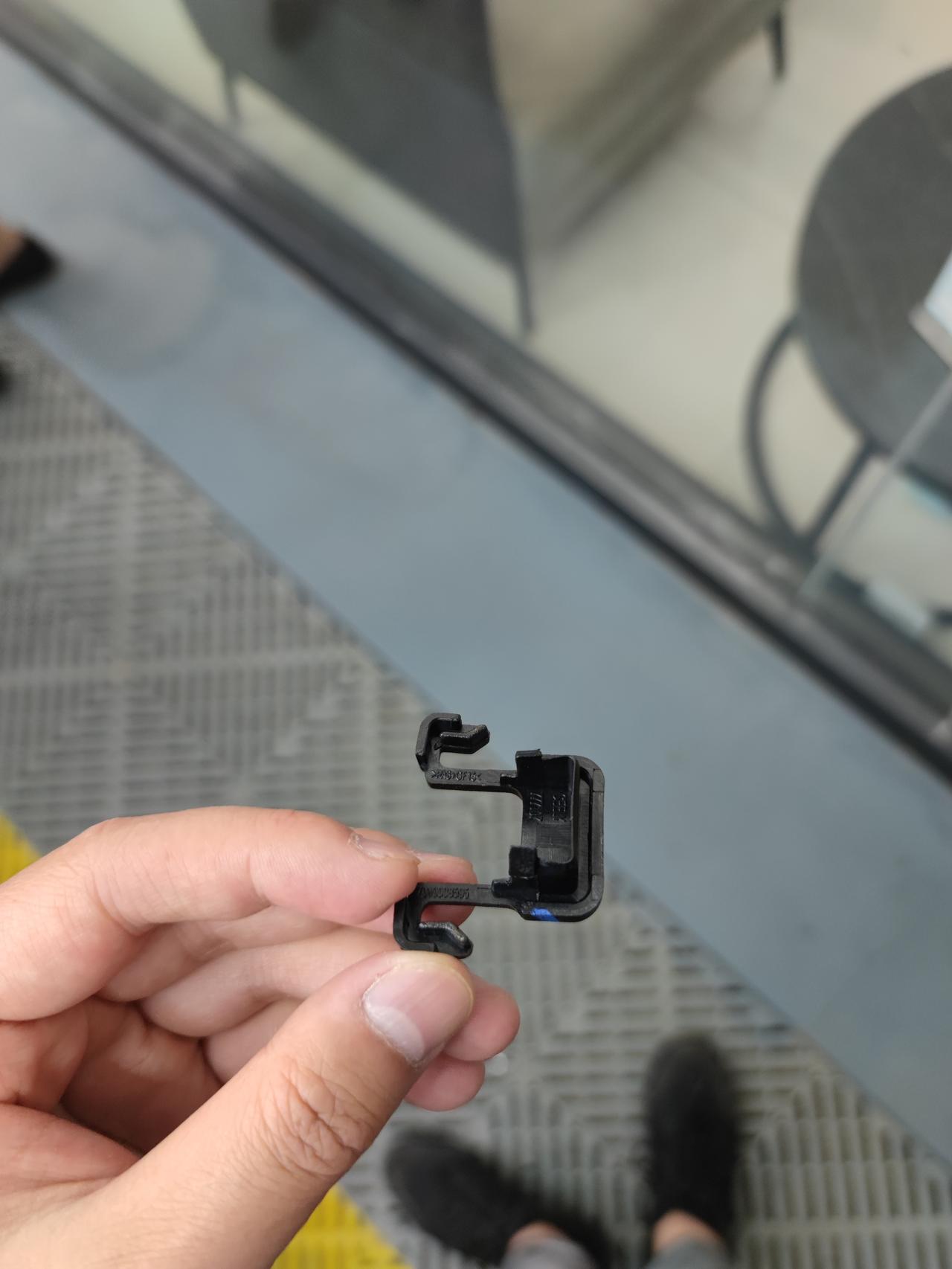 吉利星瑞 万能的车友圈，今天早上从后排脚垫上捡的，有没有好兄弟知道是车上哪里的