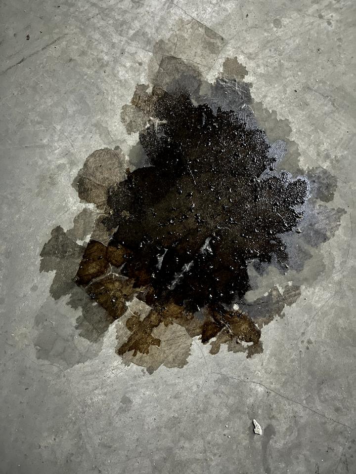 奔驰C级 这是漏油了么