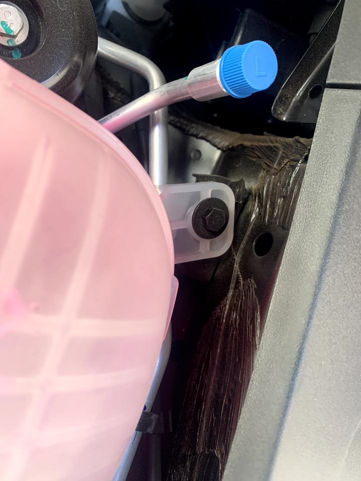 吉利星瑞 兄弟们  问一下你们的机舱焊缝也是这样的吗？