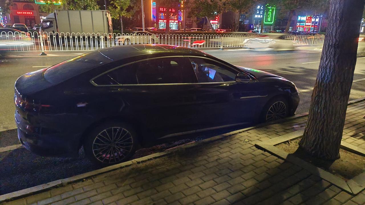 比亚迪汉DM 提车3天就一血了，献给了马路牙！朋友们我要不要走保险啊！不知道新能源车出险以后第二年的保费是怎么涨的。卡住