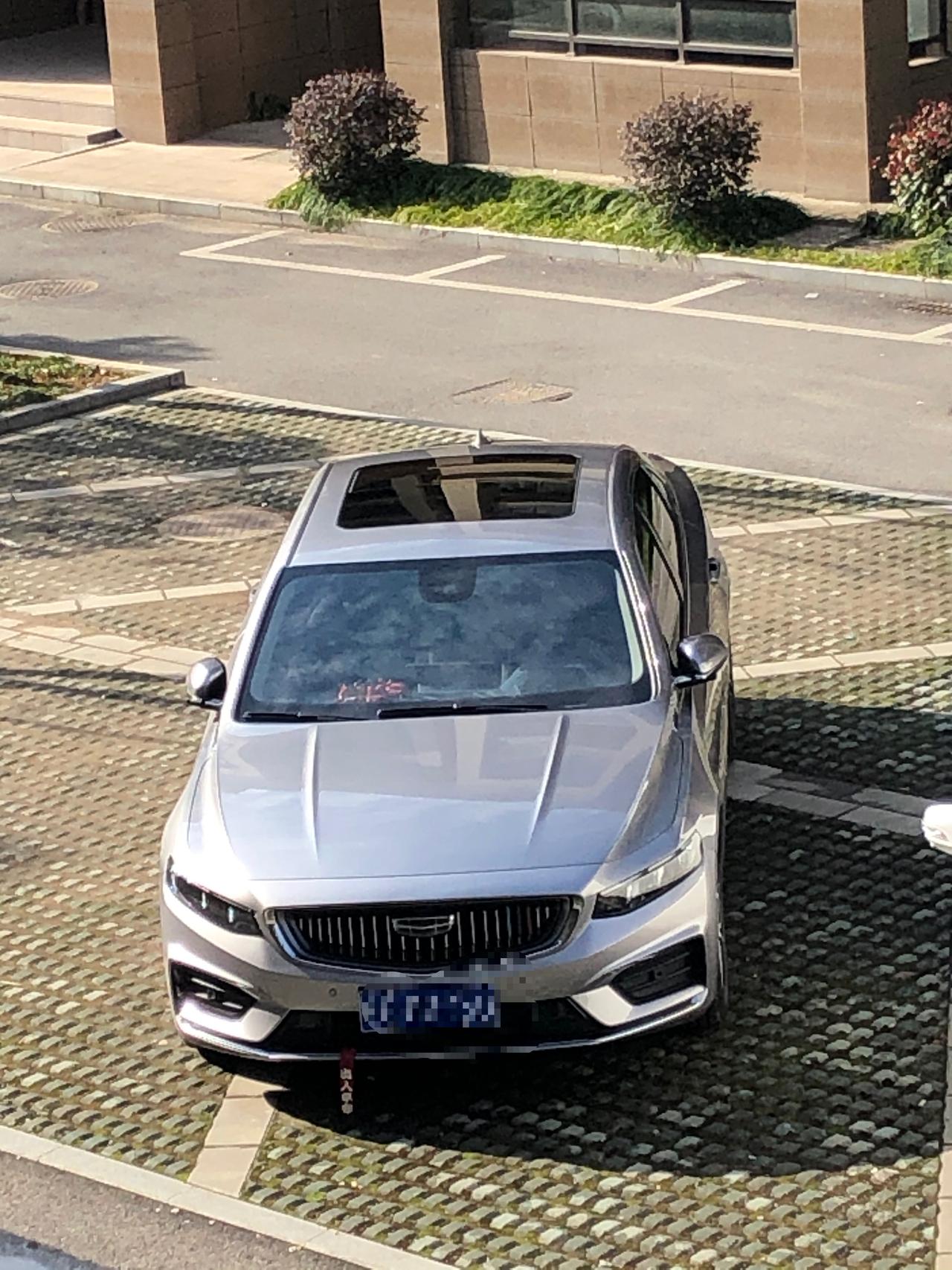 自从油腻v出来了，天天看到圈里星瑞vs油腻v的犹豫选星瑞了......我也不知道是水军还是啥也不敢问这俩车就不是一个风格