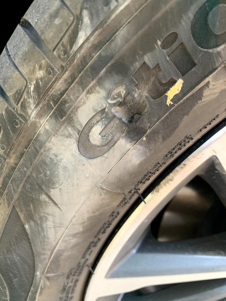 吉利星瑞 关于换轮胎，咨询一下各位老哥新车、右前轮啃到路沿上、掉了一小块，这个情况需不需要更换？如果换的话，只打算换一个