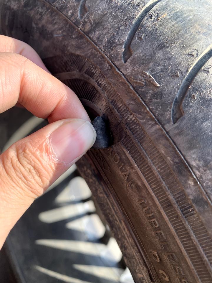 吉利星瑞 新车轮胎开废了一个，前轮，换国产朝阳的，轮毂上还有加重块，没做动平衡，跑过高速，手感和原来差不多。需要重新去做