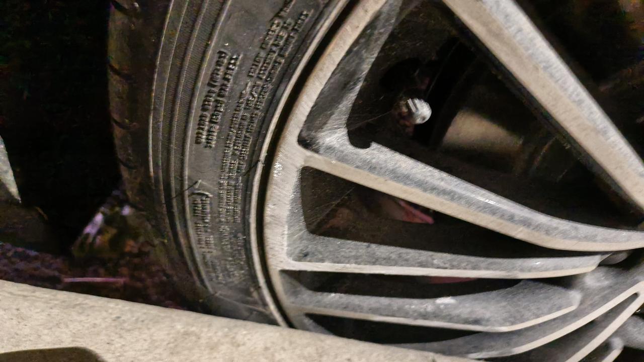 比亚迪汉DM 提车3天就一血了，献给了马路牙！朋友们我要不要走保险啊！不知道新能源车出险以后第二年的保费是怎么涨的。卡住