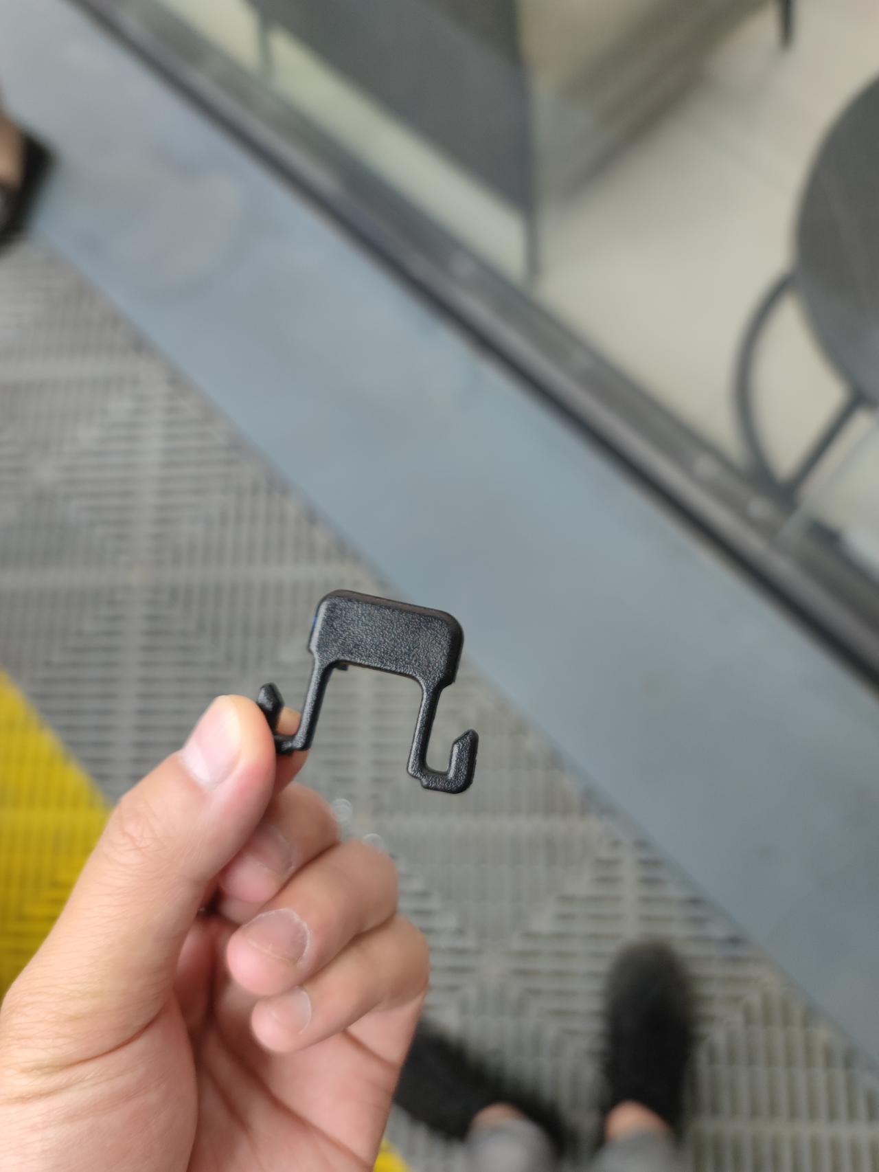 吉利星瑞 万能的车友圈，今天早上从后排脚垫上捡的，有没有好兄弟知道是车上哪里的