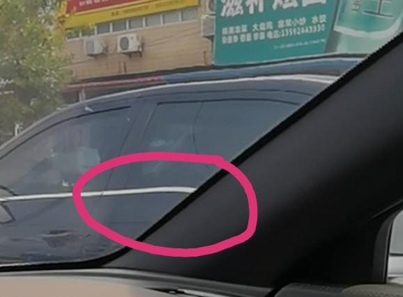 比亚迪汉DM 汉dmi，坐主驾位置，透过前挡玻璃看右侧边缘，外部视线弯曲，物体畸变，大家的都这样吗？第一张图是其他车友的