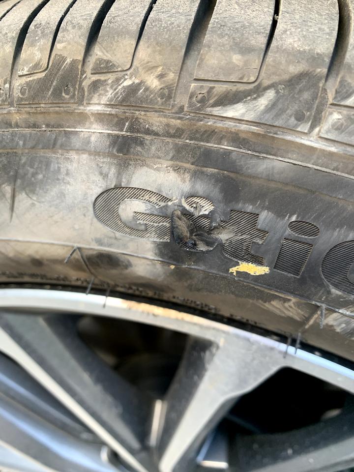 吉利星瑞 关于换轮胎，咨询一下各位老哥新车、右前轮啃到路沿上、掉了一小块，这个情况需不需要更换？如果换的话，只打算换一个