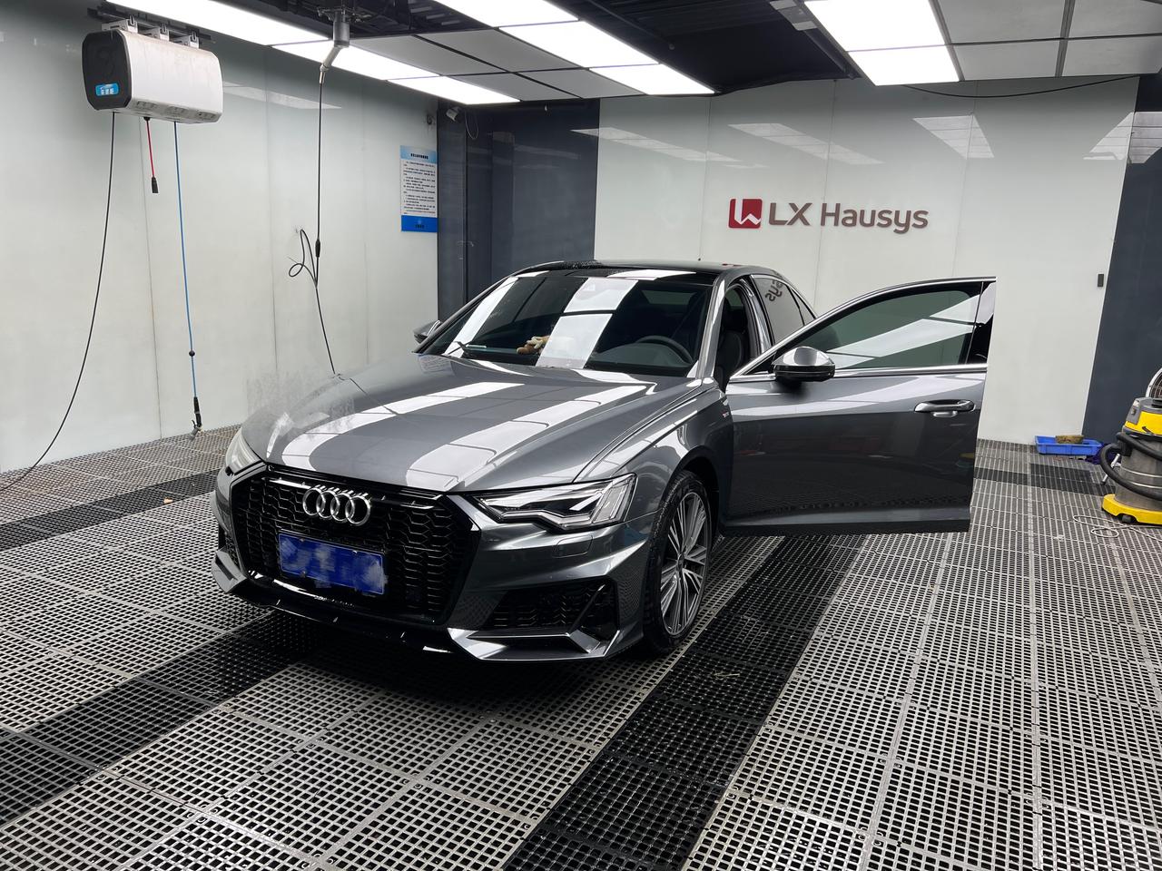 奥迪A6L 低速，刹车底盘异响55tfsi 目前2400km1. 低速行驶踩刹车减速时底盘偶尔有咔咔声2. 等红灯刹停时