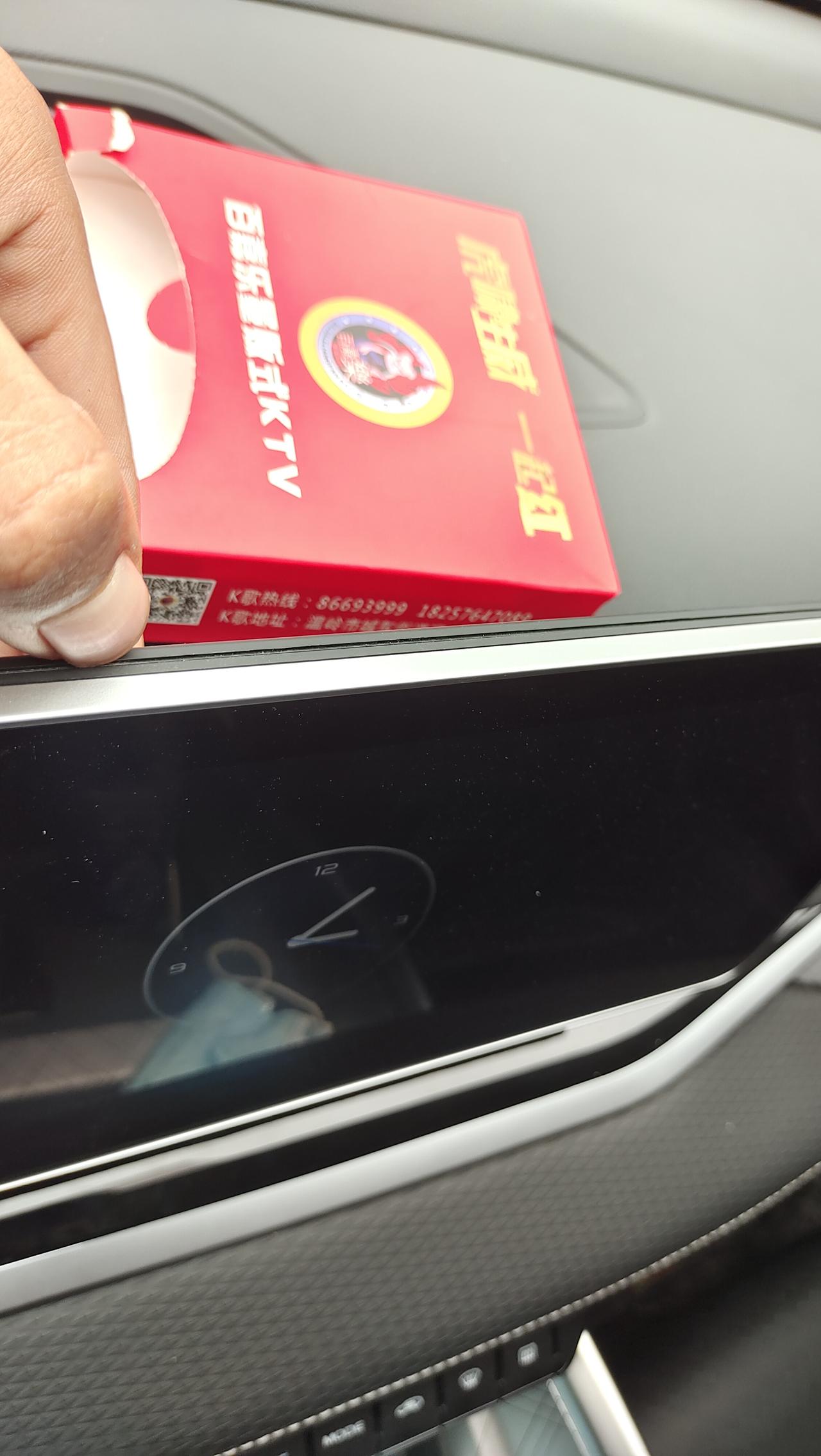 吉利星瑞 各位你们的车机边上，是这样的吗？，今天发现车机边上有缝隙