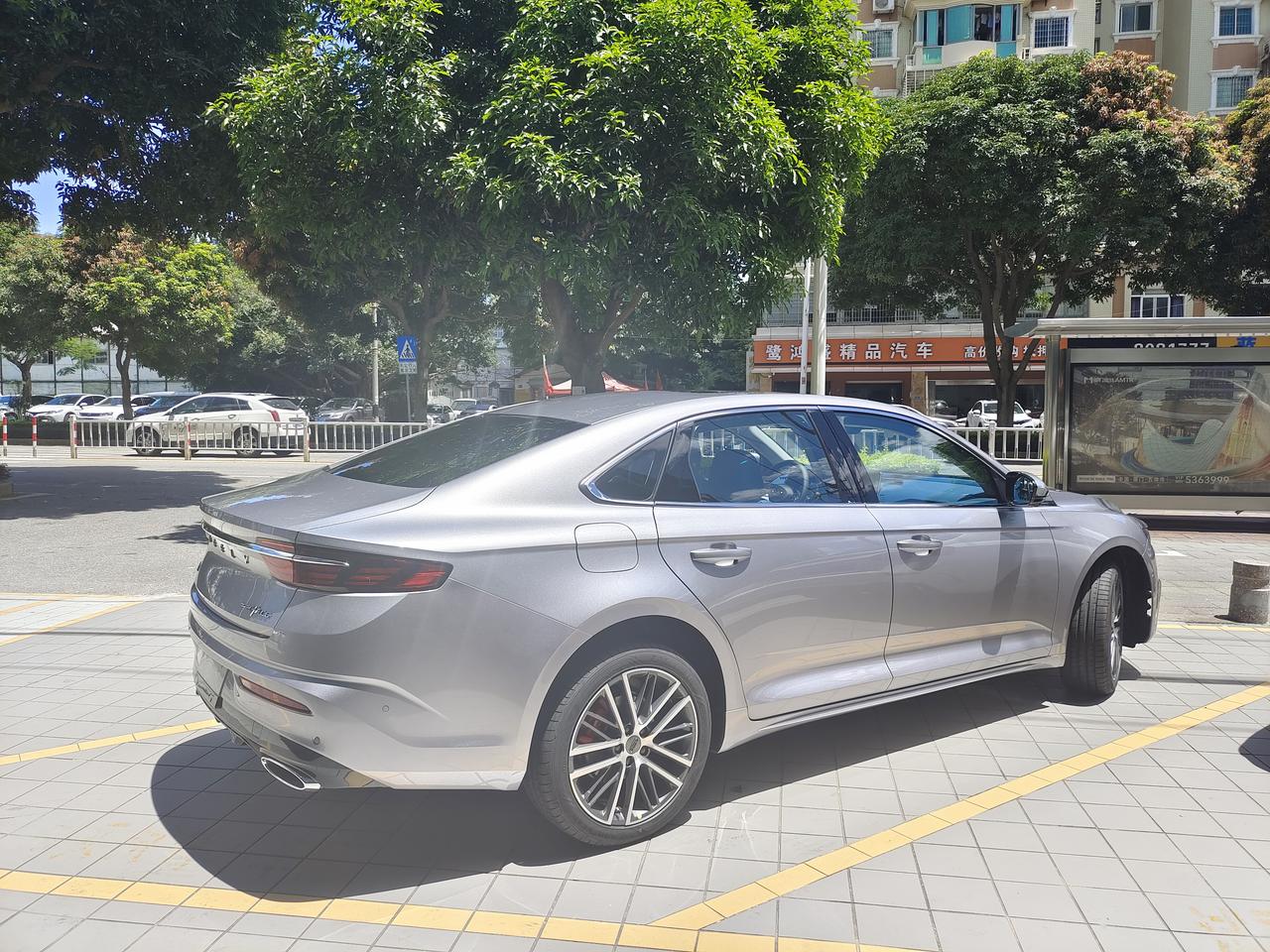吉利星瑞 昨天去验车（还没提车），之前定的是极光银的，不过验车发现是1月初的车，没要。然后换成一辆3月的玄武灰，去验车发