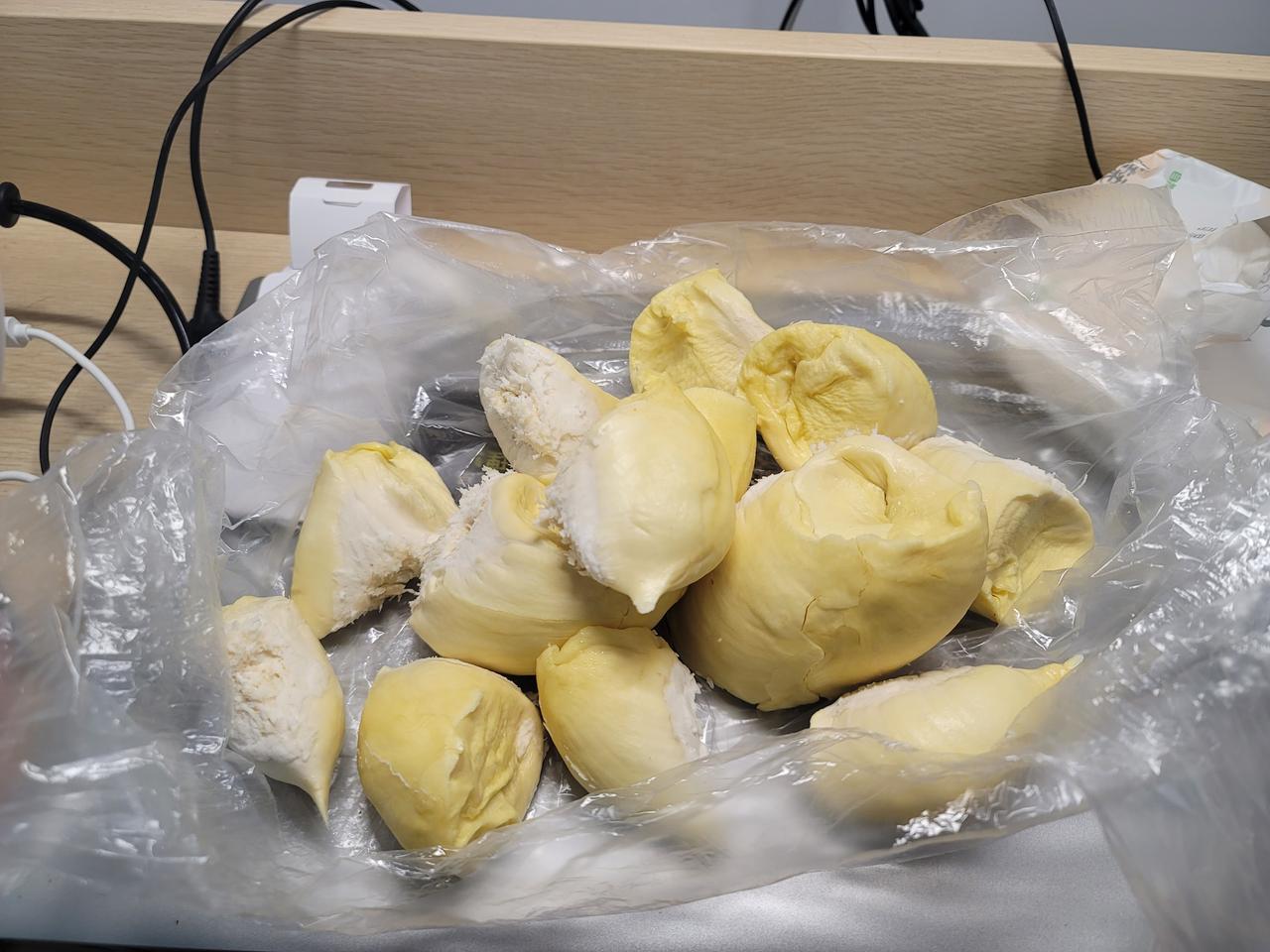 吉利星瑞 大佬们，23款尊贵能不能选黑色内饰，外观能不能选星辰那个颜色的车漆
