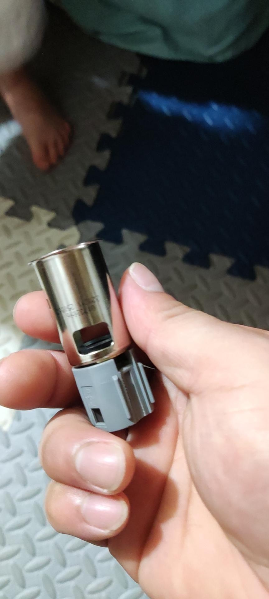 吉利星瑞 谁知道这是什么东西，今天在我车副驾驶座位下找到的，问了很多人有人说是点烟器，不过我点烟器孔插了车充装记录仪的，