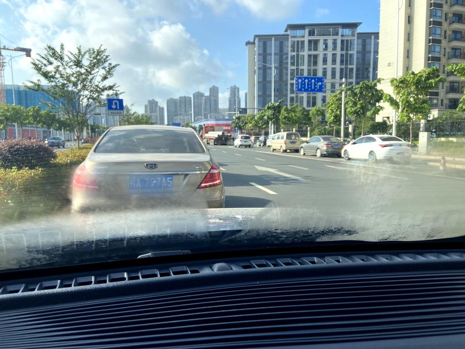 比亚迪宋PLUS DM-i 提车不到一个月，空调故障，前挡风玻璃起雾，除霜不起作用，还有车友有这种情况么
