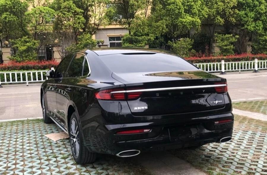 吉利星瑞 今天去实体店和销售谈了一下尊贵版138700优惠7000购置税11655保险4500手续费1500上牌500合