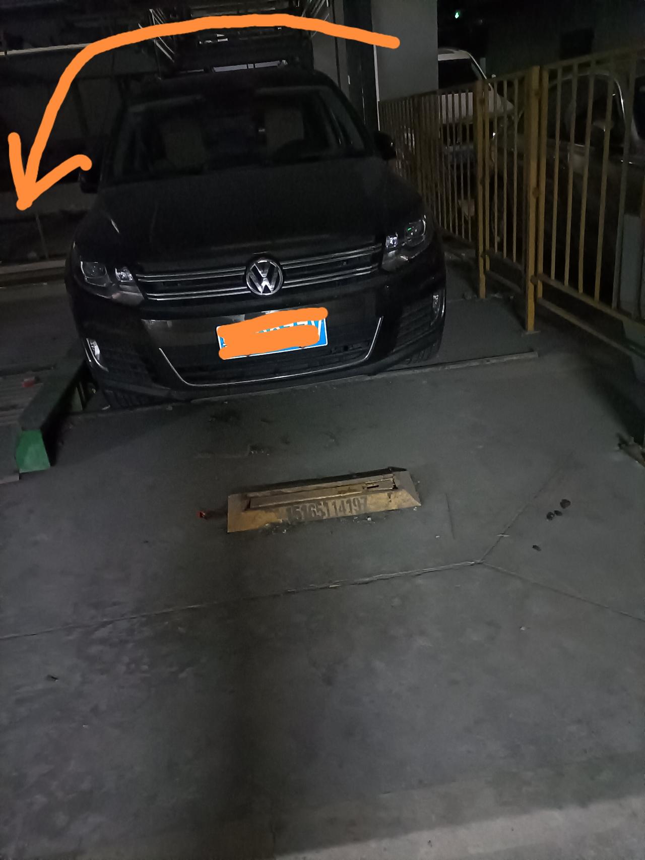 比亚迪宋PLUS DM-i 如图，车位不靠墙或柱子，之间有一个车位的距离，可以安装充电桩吗？充电枪的线可以延长吗？