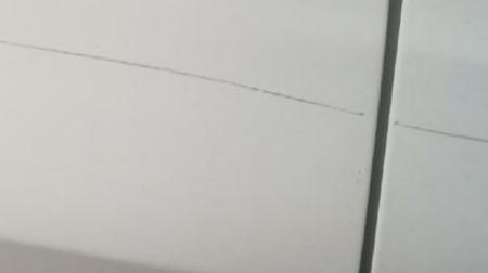 和朋友出去玩，在县城小道旁边有树，他开的哈佛过去没事，我开的思域，很细的树枝。到地方一脸懵逼，车身一道道的，轻微划痕。 