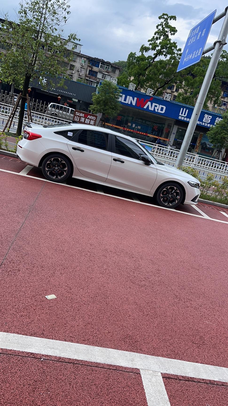大家好，我开的是十一代思域燃动版，才开了一个月感觉有很多小问题，不知道大家有没有？比如说，早上起来刹车特别硬，热车发动机
