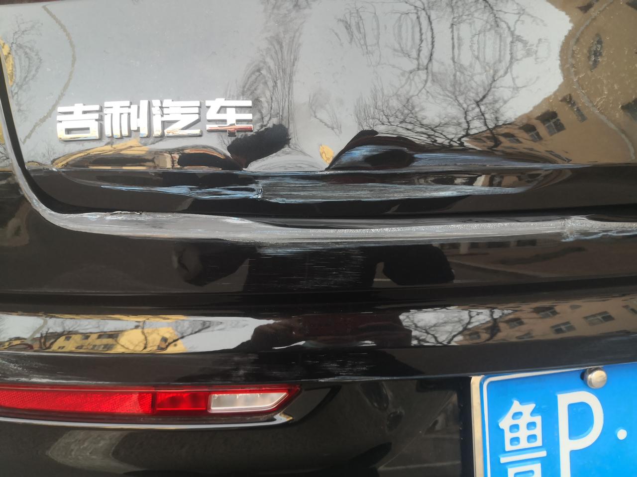 吉利星瑞 倒车没看到划了两道，要不要去补漆得花三百，已经是第二次划了，第一次撞了公交车修了一次，保险走了一千七，感觉开车