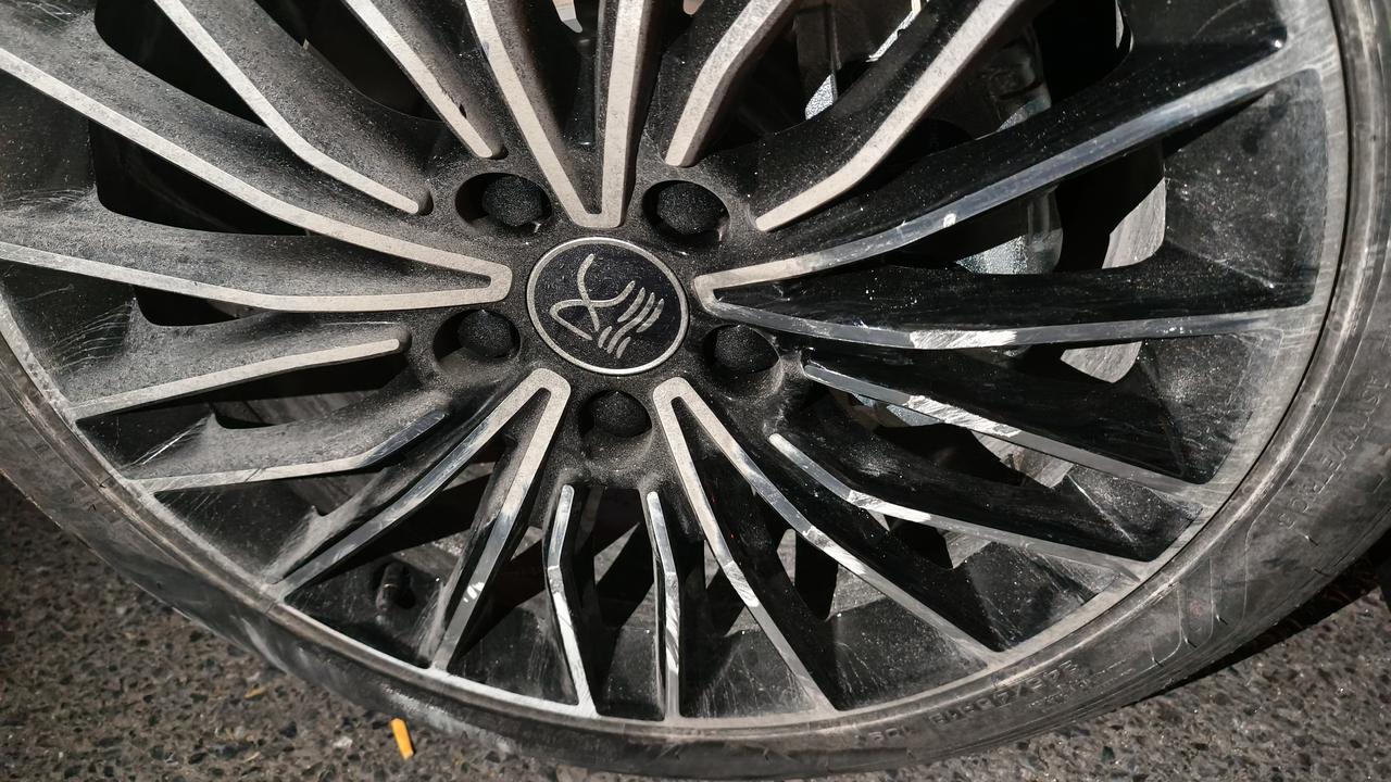 比亚迪汉DM 提车3天就一血了，献给了马路牙！朋友们我要不要走保险啊！不知道新能源车出险以后第二年的保费是怎么涨的。卡住