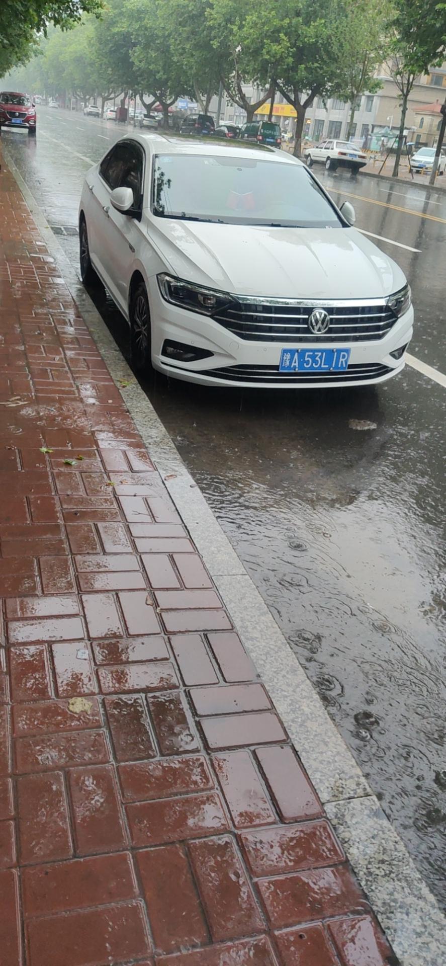 大众速腾 车过涉水路段，走到水深的地方车抖动厉害，但是没有熄火，开出涉水路段之后短暂抖动几下就不抖了，恢复正常了！请个老