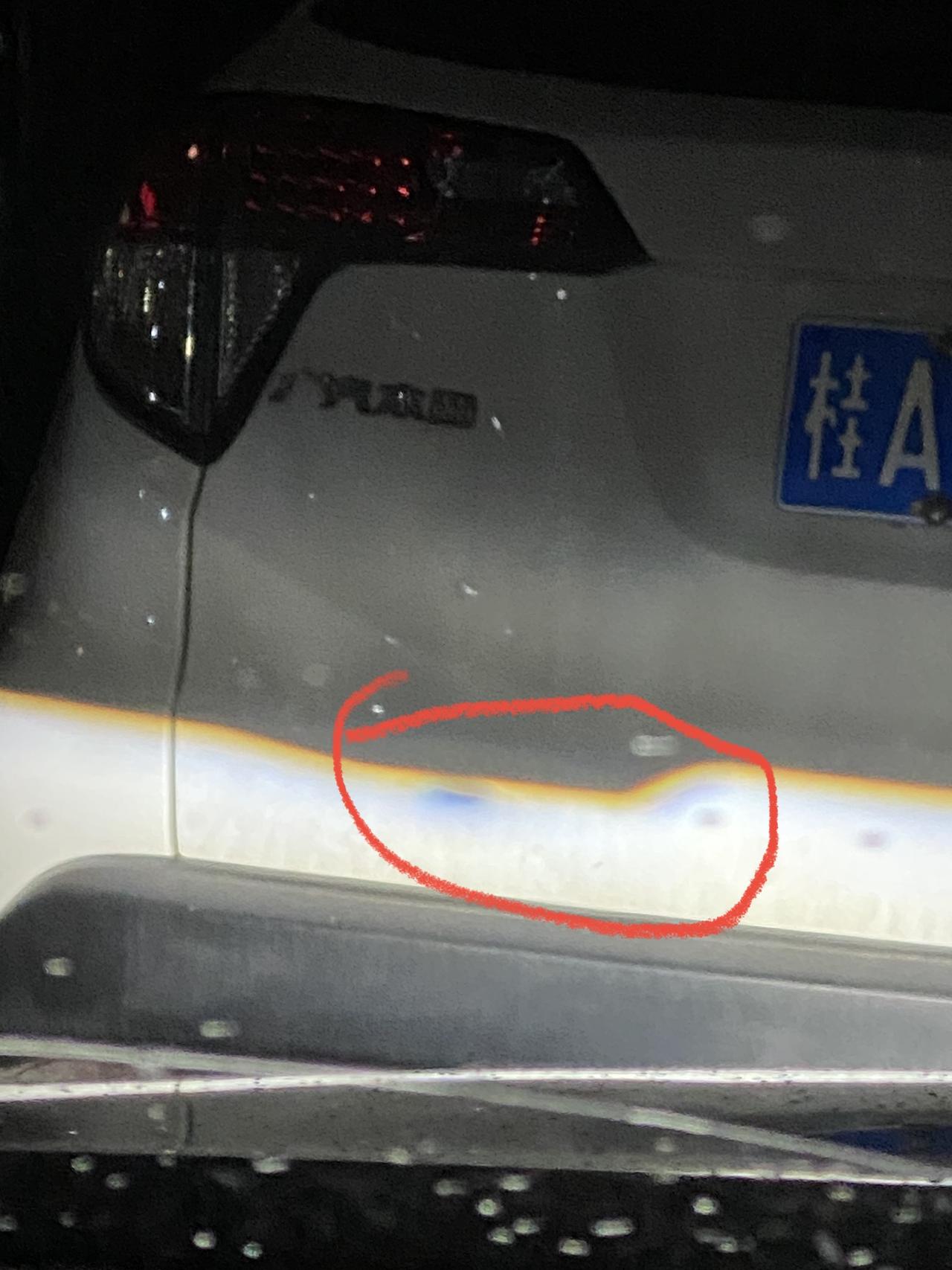 吉利星瑞 时空版左侧车灯线那个位置为啥有一条小蓝条，正常么