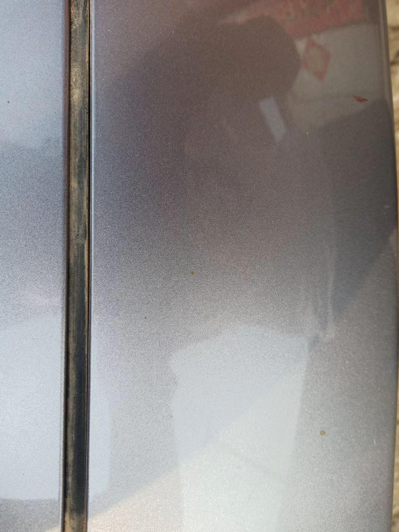 吉利星瑞 车机盖中间哪个黑色条条是干嘛的 会不会漏水啊 好像没粘紧第一次购车 不懂 想问问车友们 