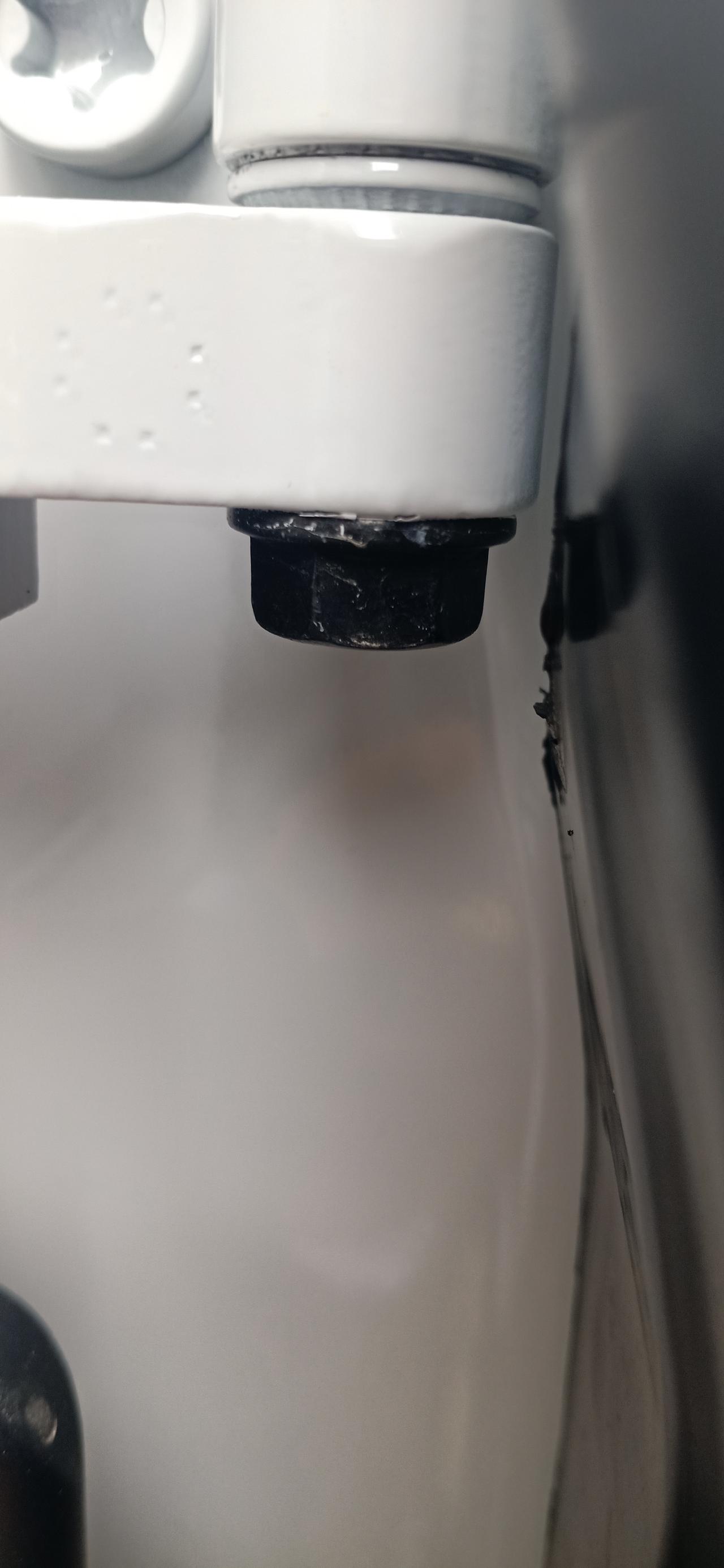 宝马X1 这是提回来2天的车，刚刚发现车门这颗螺丝，问4s店，说是正常的，个别车会的.说要是不放心就开回去检查一下，我是