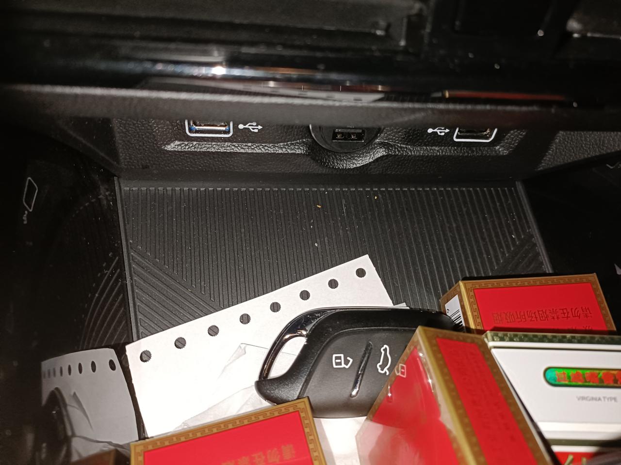 荣威i5 中间这个位置不应该是点烟器嘛，之前看有兄弟拔出来用记录仪上面，怎么拔的