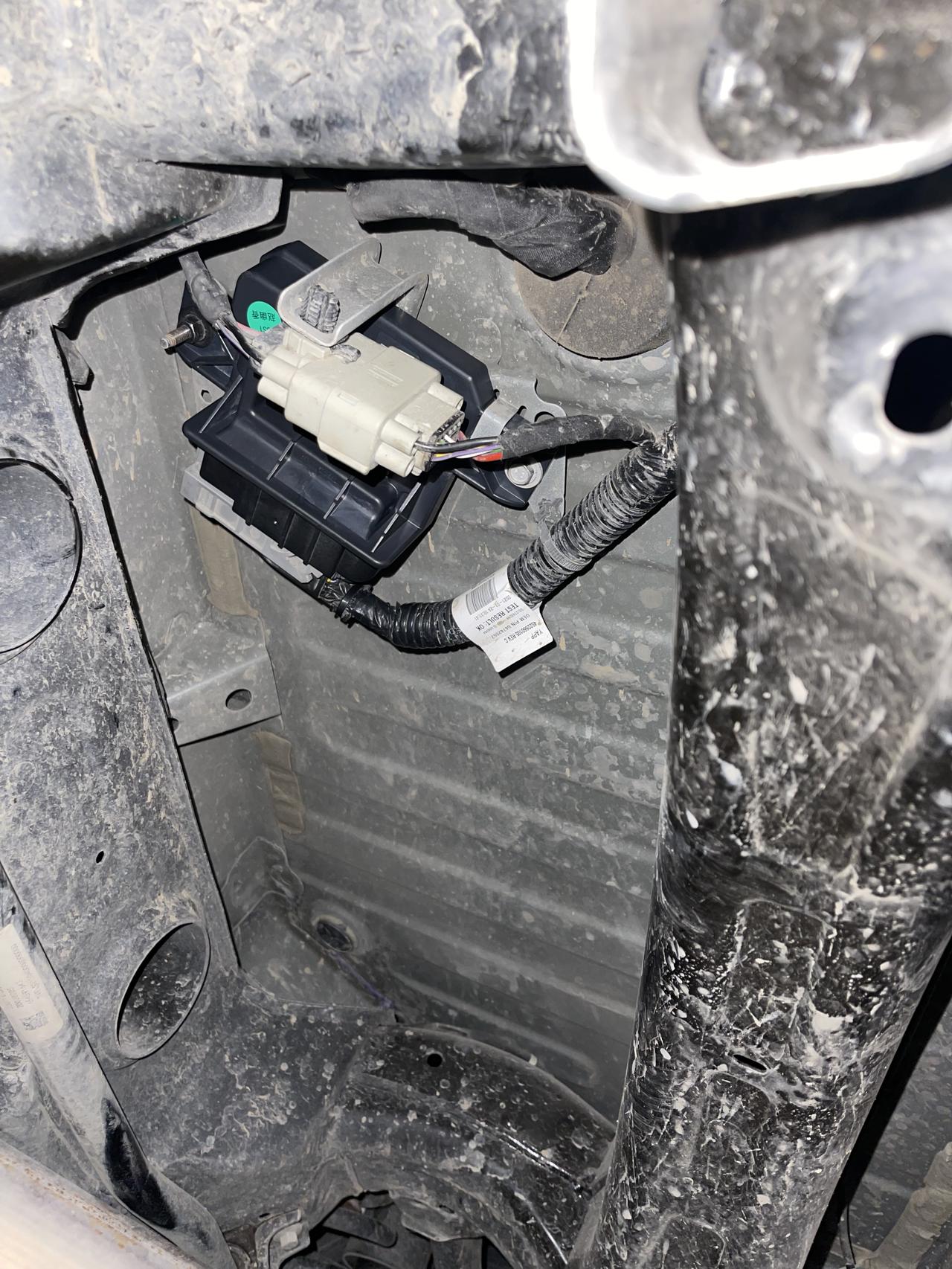 凯迪拉克XT4 2021款 5月生产的车子   今天在路上 等红灯突然熄火， 检查时燃油泵模块无信号，更换了新的  不知