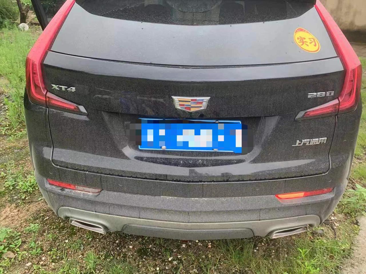 关于凯迪拉克XT4后灯光的问题，我想问问xdm是不是这个凯迪拉克XT4后面有个小排灯都是一边亮，如果不了解情况的xdm 