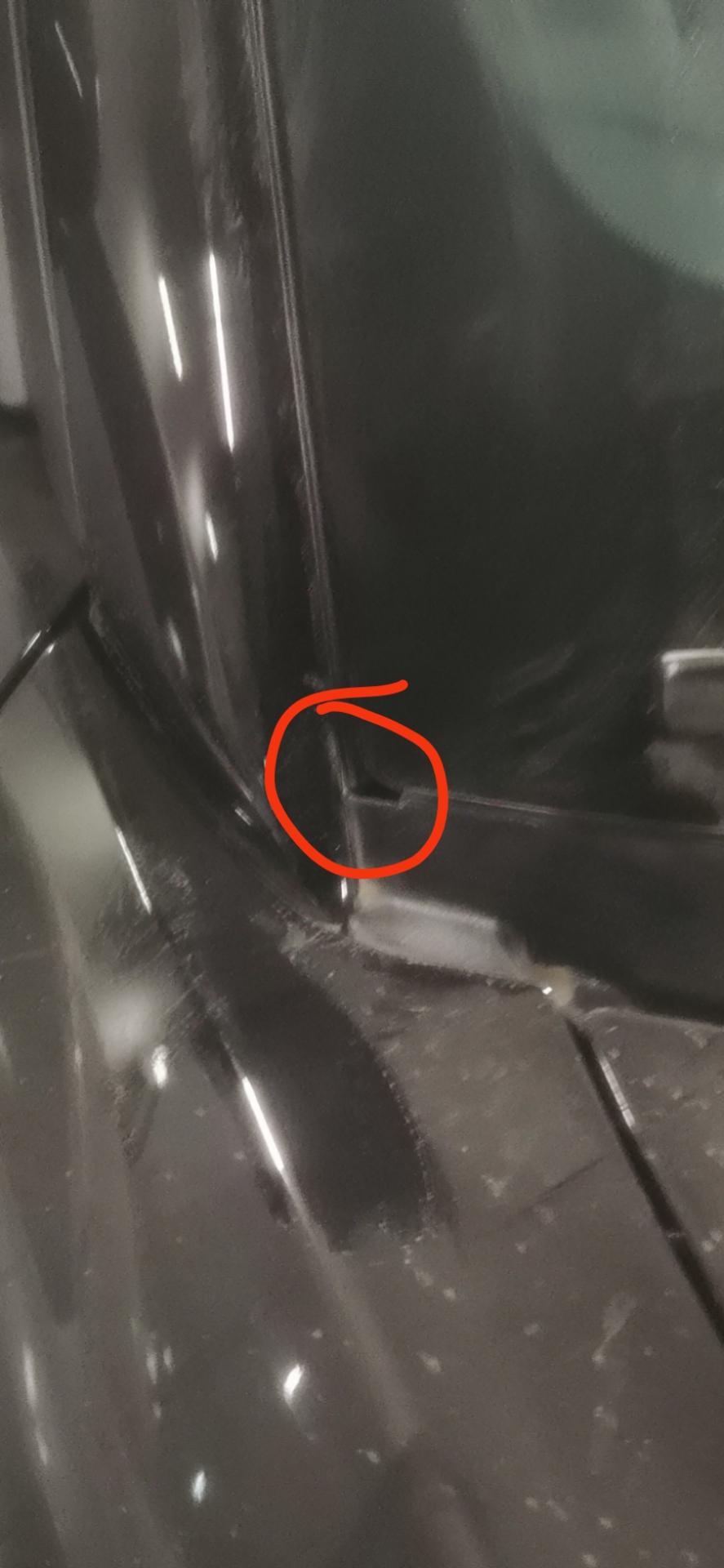 福特探险者 大家的前挡风玻璃左右下面都是这样的吗？