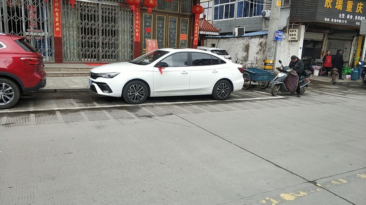 荣威i5自动黑金版，最近三个月发现车低速加油时有唧唧唧的声音，速度上40码就没了，新车才开八个月不到五千公里，去过4s店