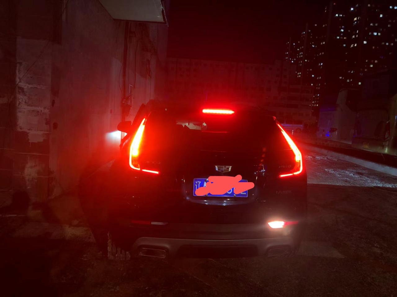 凯迪拉克XT4 新车尾部左侧的灯不亮 是坏了么
