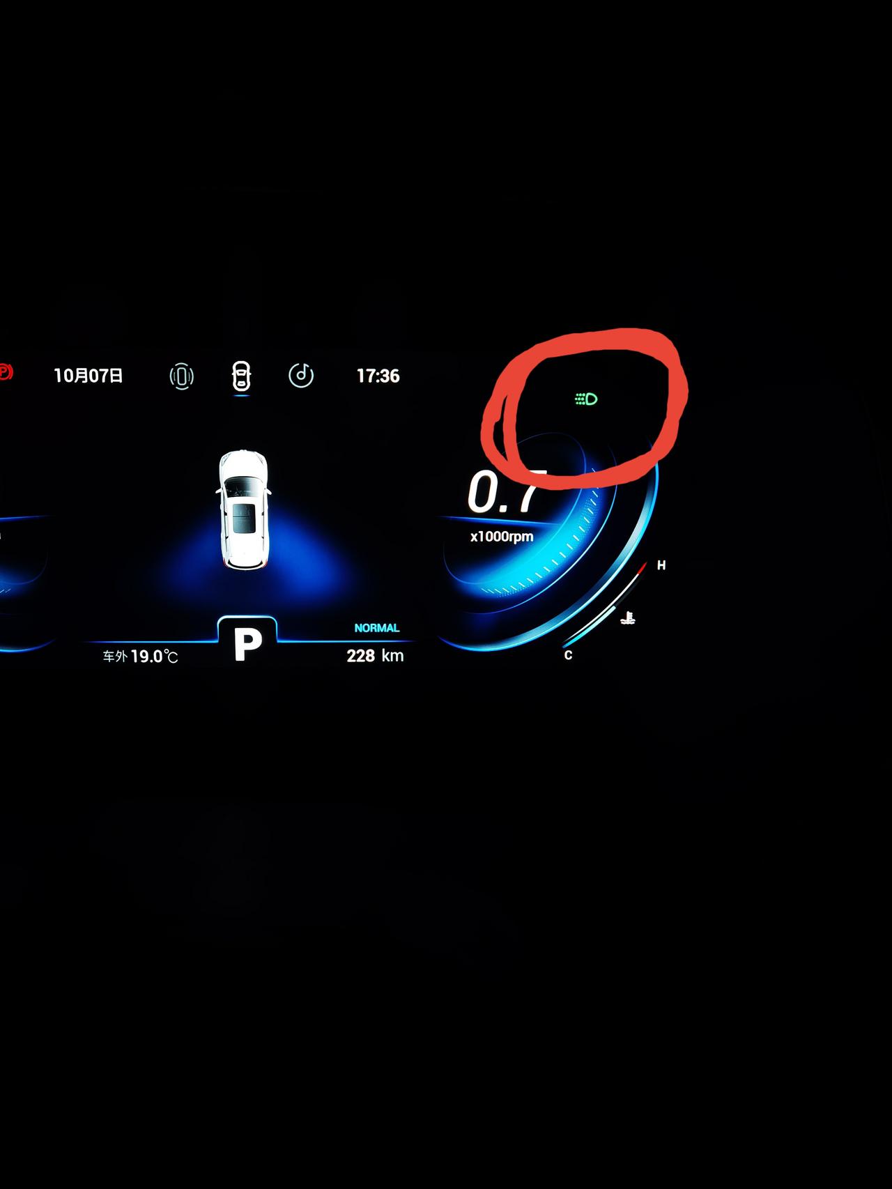 奇瑞瑞虎8 有没有人知道右上角这个绿色的灯是什么意思的？ 怎么关闭呢？