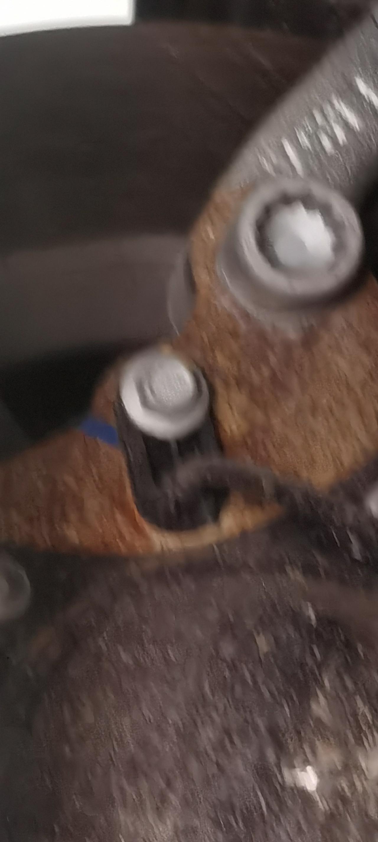 荣威i5 这个位置生绣正常吗？4s店说正常的！！我提车快一个月了跑了2600公里去做了首保！看了不舒服！还是新车呀！！