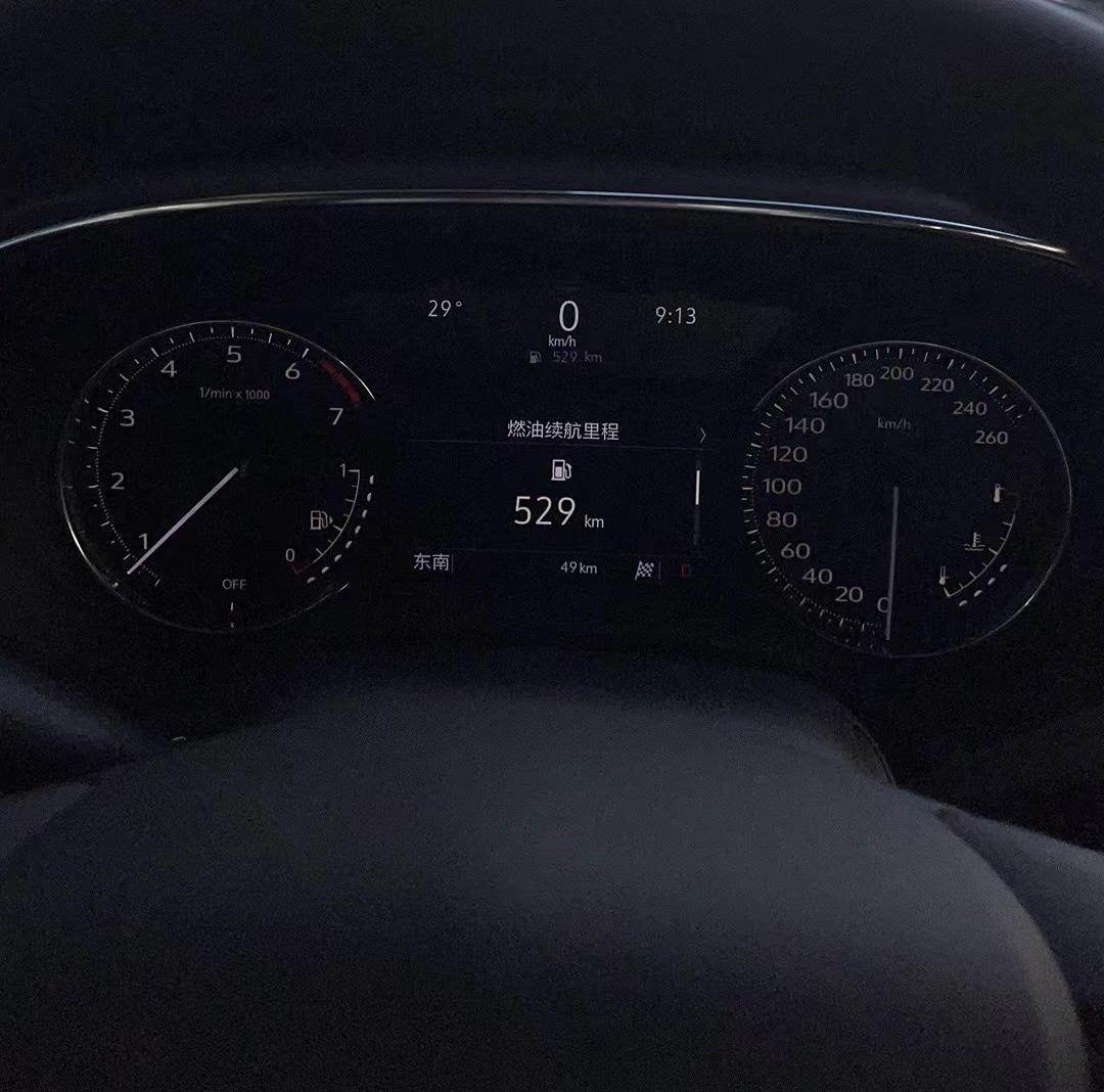 凯迪拉克XT4 问下xt4两驱豪华仪表盘这里是不显示时间温度吗？看朋友ct5这里是有的，想问问是没有还是得自己设置