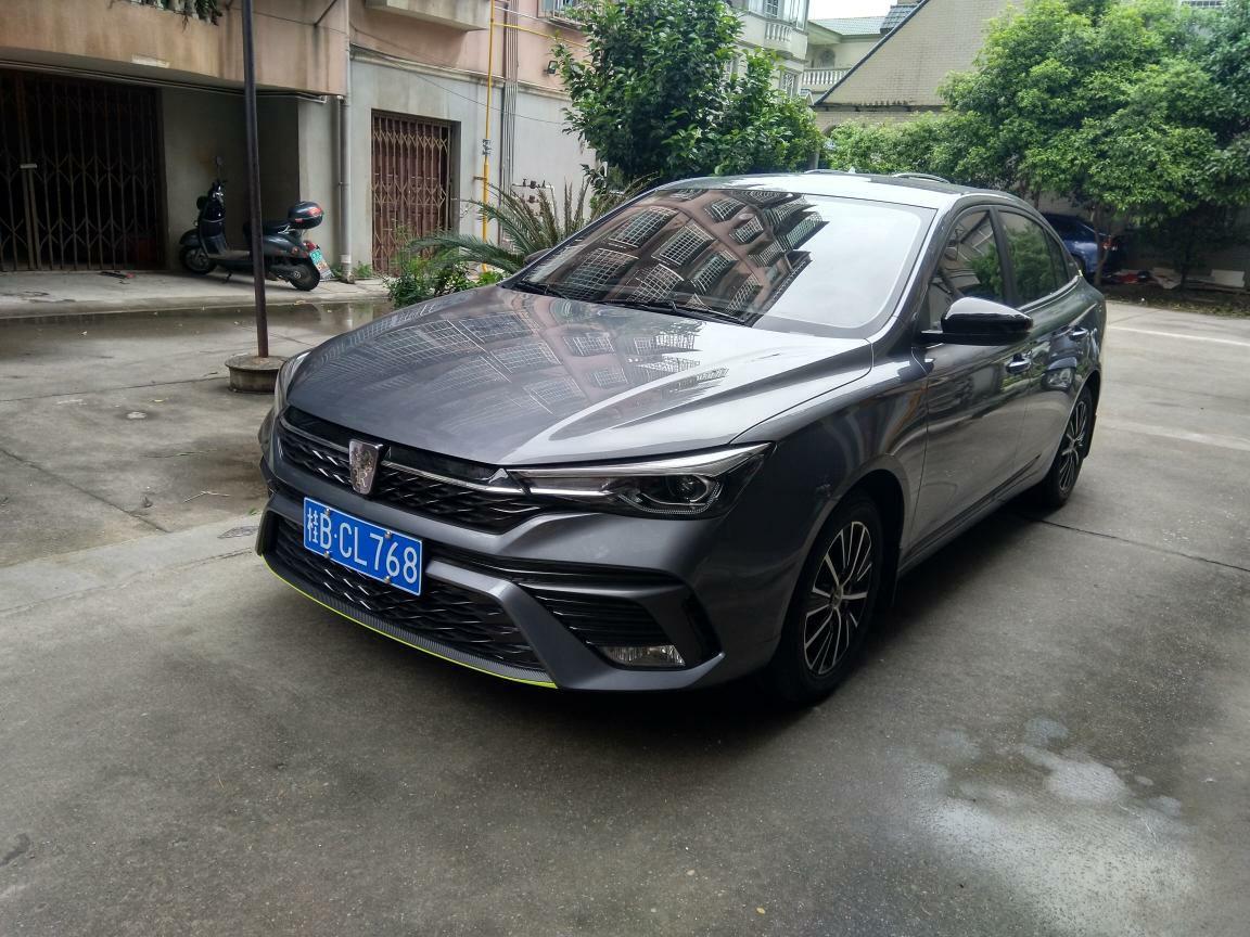 荣威i5手动铂金，车子不熄火时按摇控器后箱按钮打不开后箱，但熄火时就能打开，这是设计问题还是故障问题？请求师傅解释一下