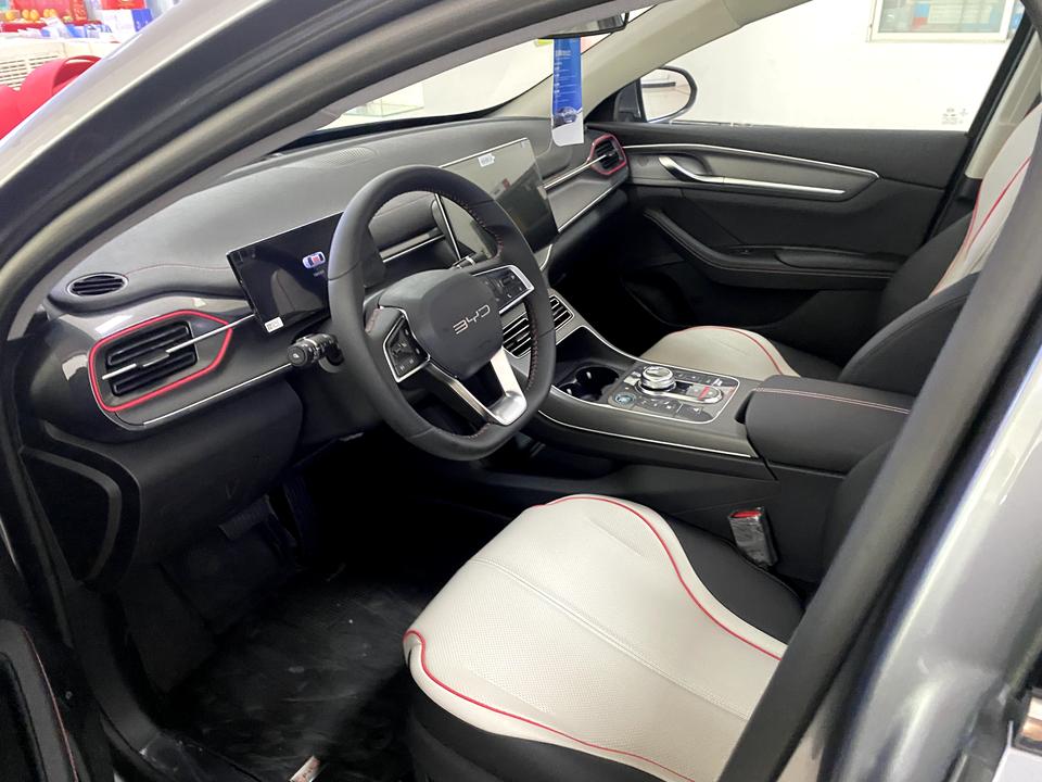 比亚迪驱逐舰 05 四儿子店给的方案，120公里尊贵版，首付71800，贷8万，总还89503.2RMB，她说3.3厘我