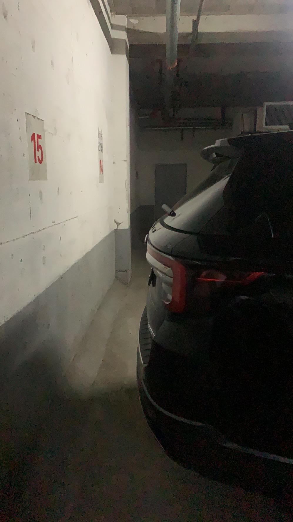 福特探险者 有没有什么简单的办法，可以帮助我们测量后备箱盖打开后能不能撞到墙？