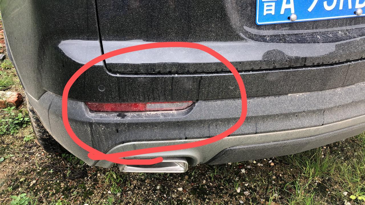 关于凯迪拉克XT4后灯光的问题，我想问问xdm是不是这个凯迪拉克XT4后面有个小排灯都是一边亮，如果不了解情况的xdm 
