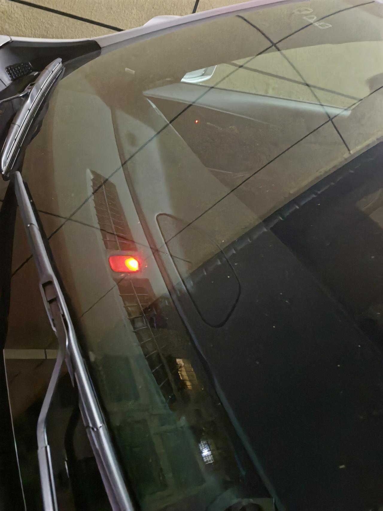凯迪拉克XT4 锁完车后这个灯亮了啥意思？并线辅助在哪里开启，路上的时候注意看了一下没有亮过