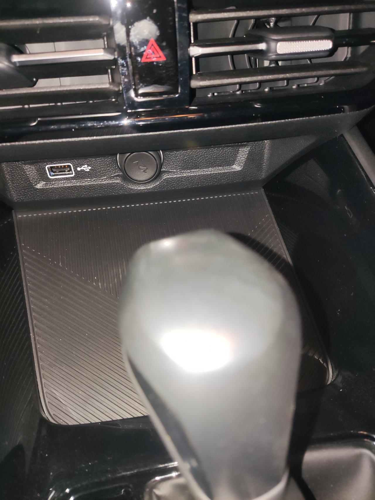荣威i5 配置表里说前排3个usb，去官方图片（图一）里带点烟器确实是3个，实车（图三）带点烟器只有2个，这算不算配置不