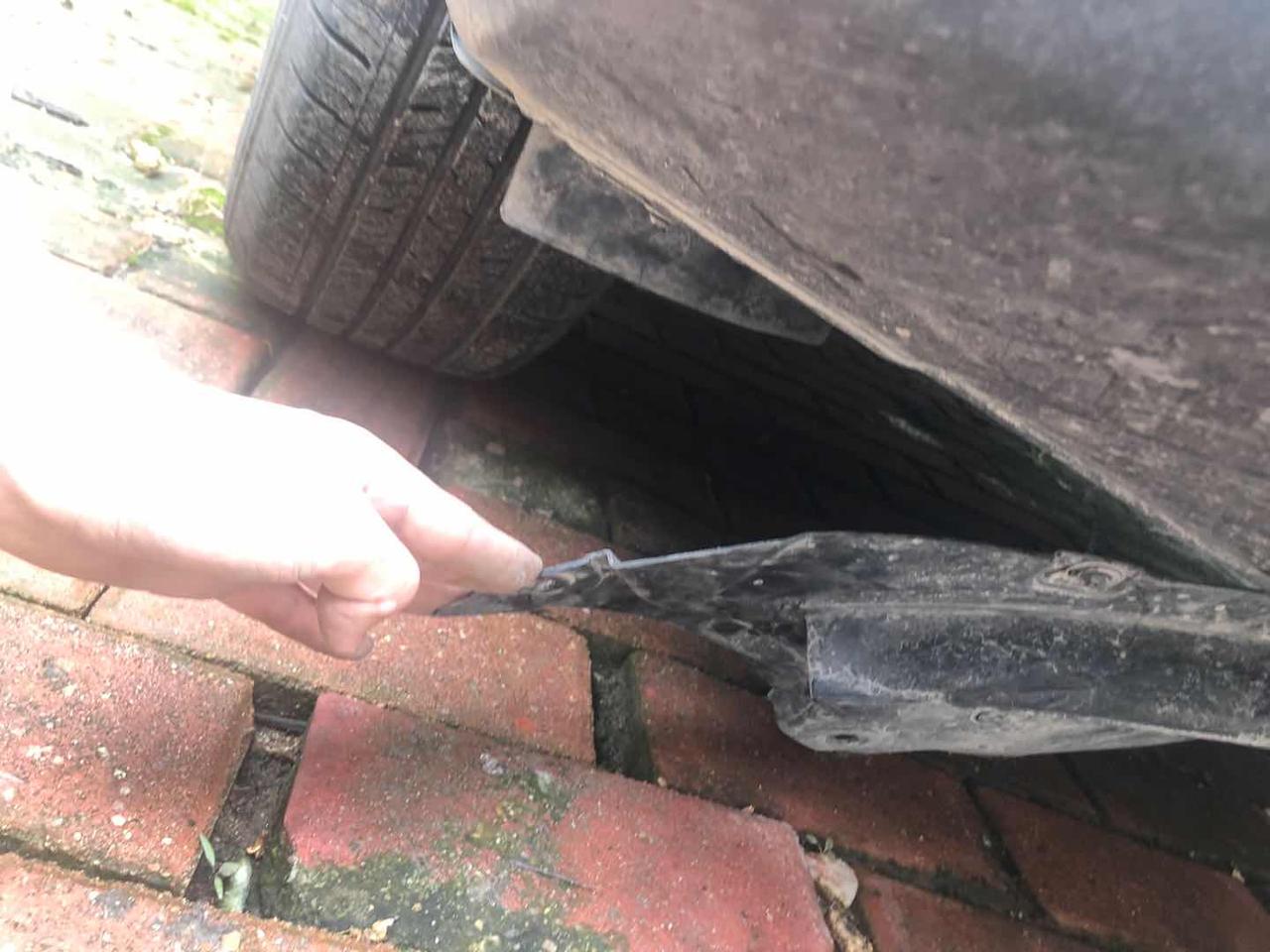 吉利远景X3 前一段时间不小心在小区里撞到个柱子把前轮下面这块碎料板撞坏了 不知道这个地方叫什么请问换个需要多少钱 