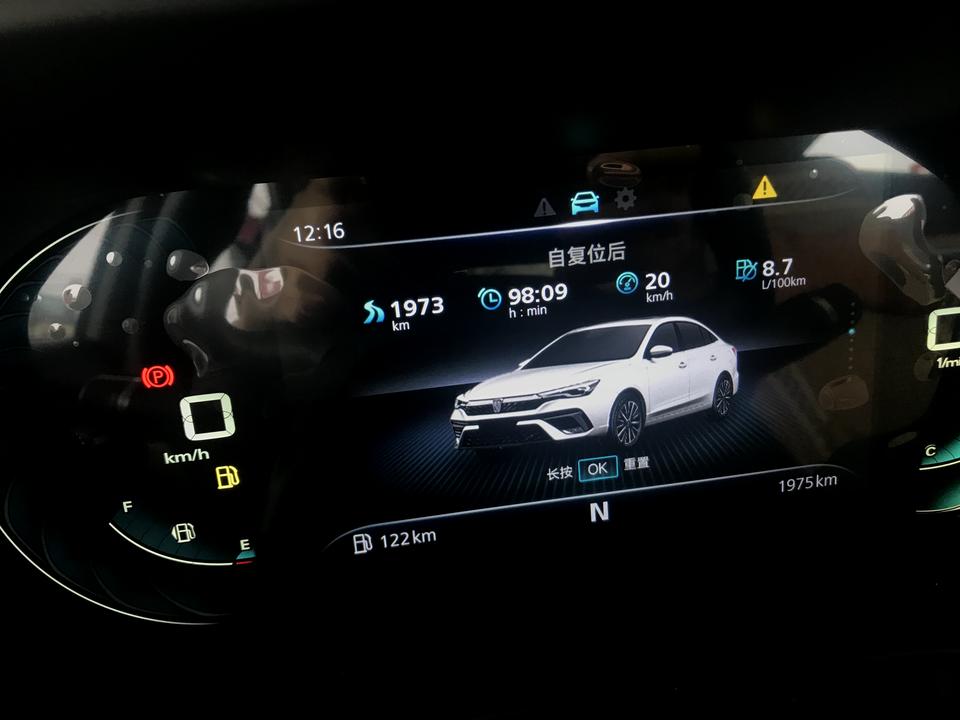 荣威i5 去加油路上油灯亮了，到站后续航显示122km，加满，加的E92号，31.92升，此时续航611km。问：油灯亮