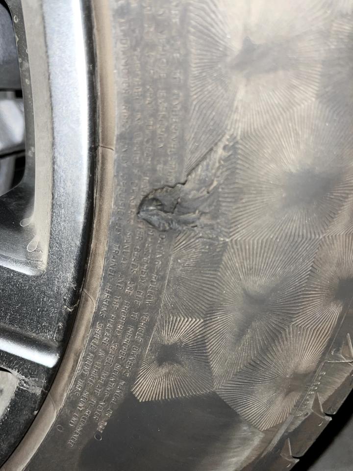 凯迪拉克XT4 想问一下这样跑高速要不要换轮胎啊？难道要换两条？才六千公里的车