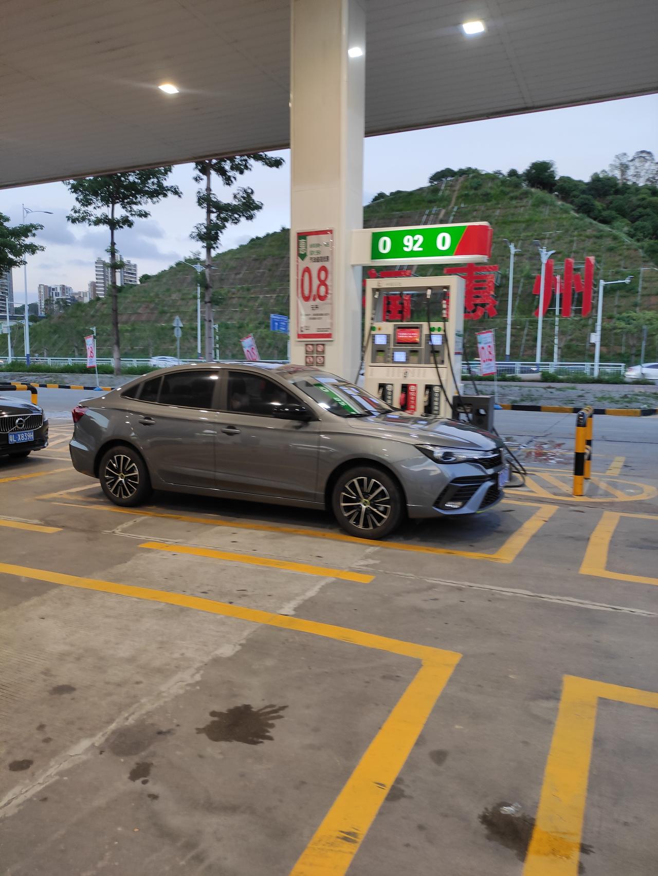大家好，我是2021款荣威i5自动铂金1.5L的。车子现在2700多公里了，我的车子在挂倒车R档，在平路松开刹车，车子倒