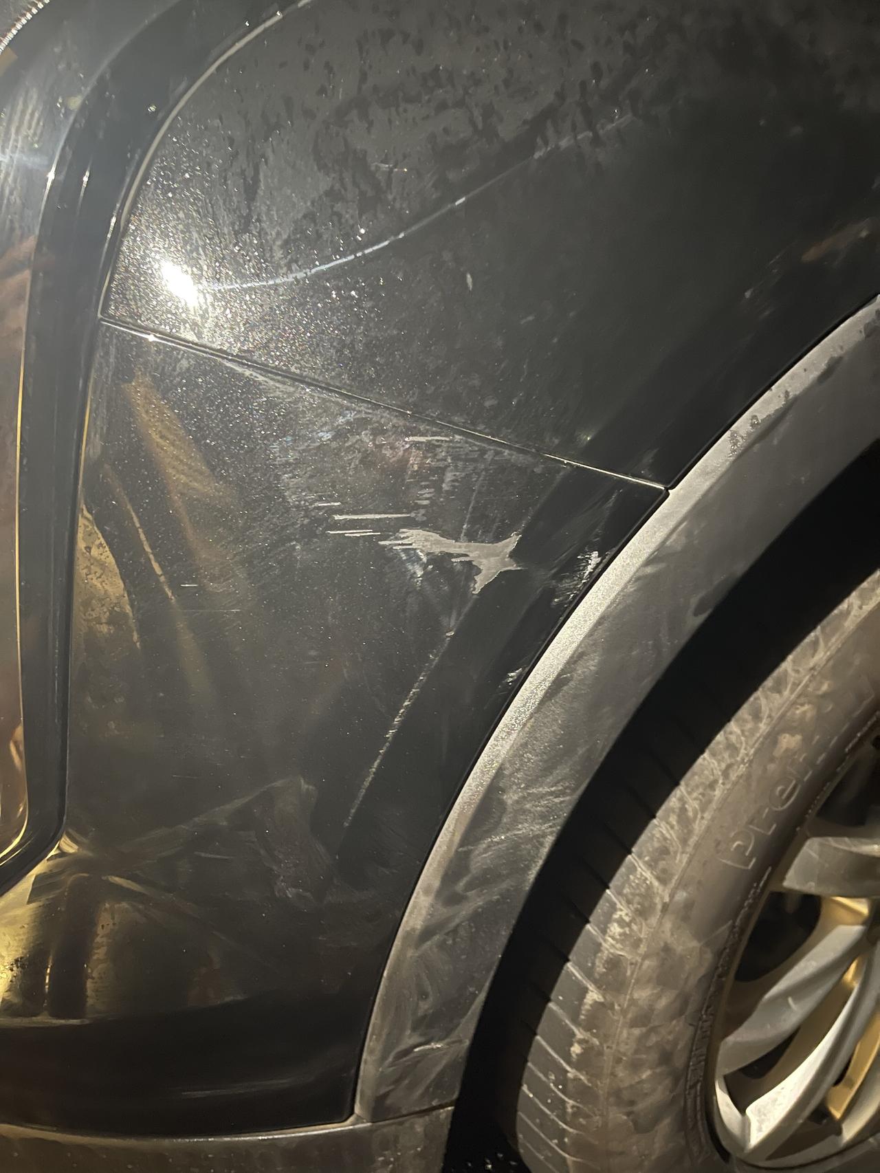 凯迪拉克XT4 停仓库楼下被楼上的刮了，人还在外地，请问如何处理呀，大概需要多少钱