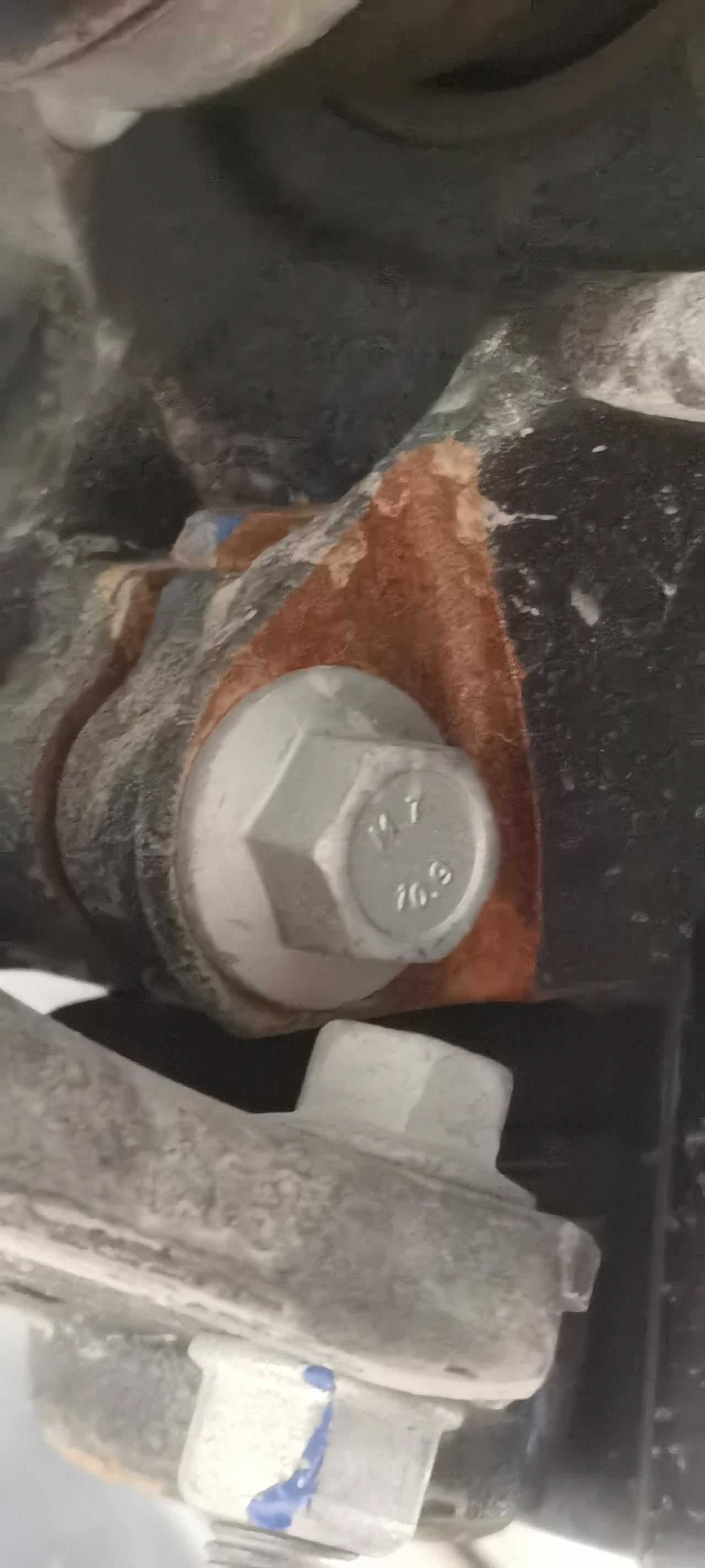 荣威i5 这个位置生绣正常吗？4s店说正常的！！我提车快一个月了跑了2600公里去做了首保！看了不舒服！还是新车呀！！